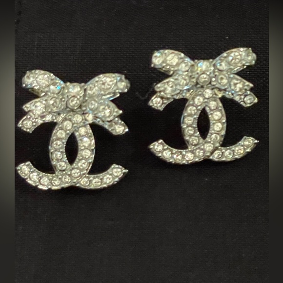 CHANEL Silver Crystal Embellished CC and bow Earrings New FullSet - Picture 4 of 4